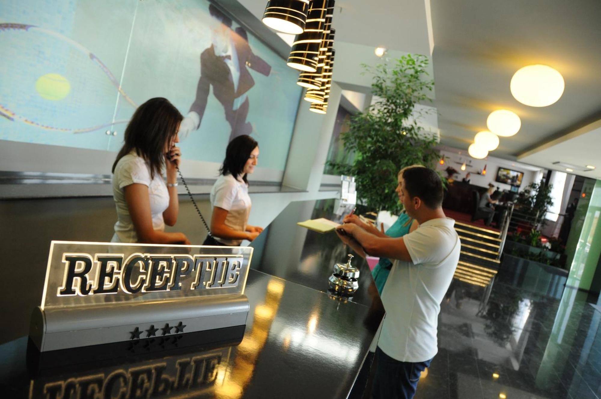 Hotel Emd Bacău Екстериор снимка