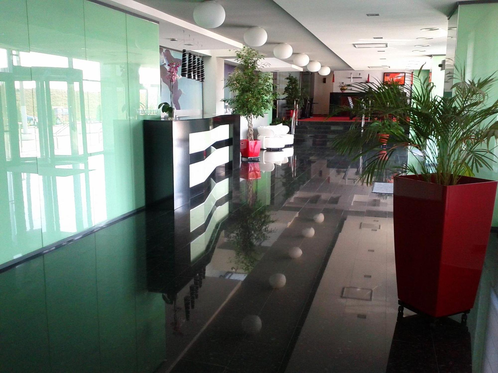 Hotel Emd Bacău Екстериор снимка