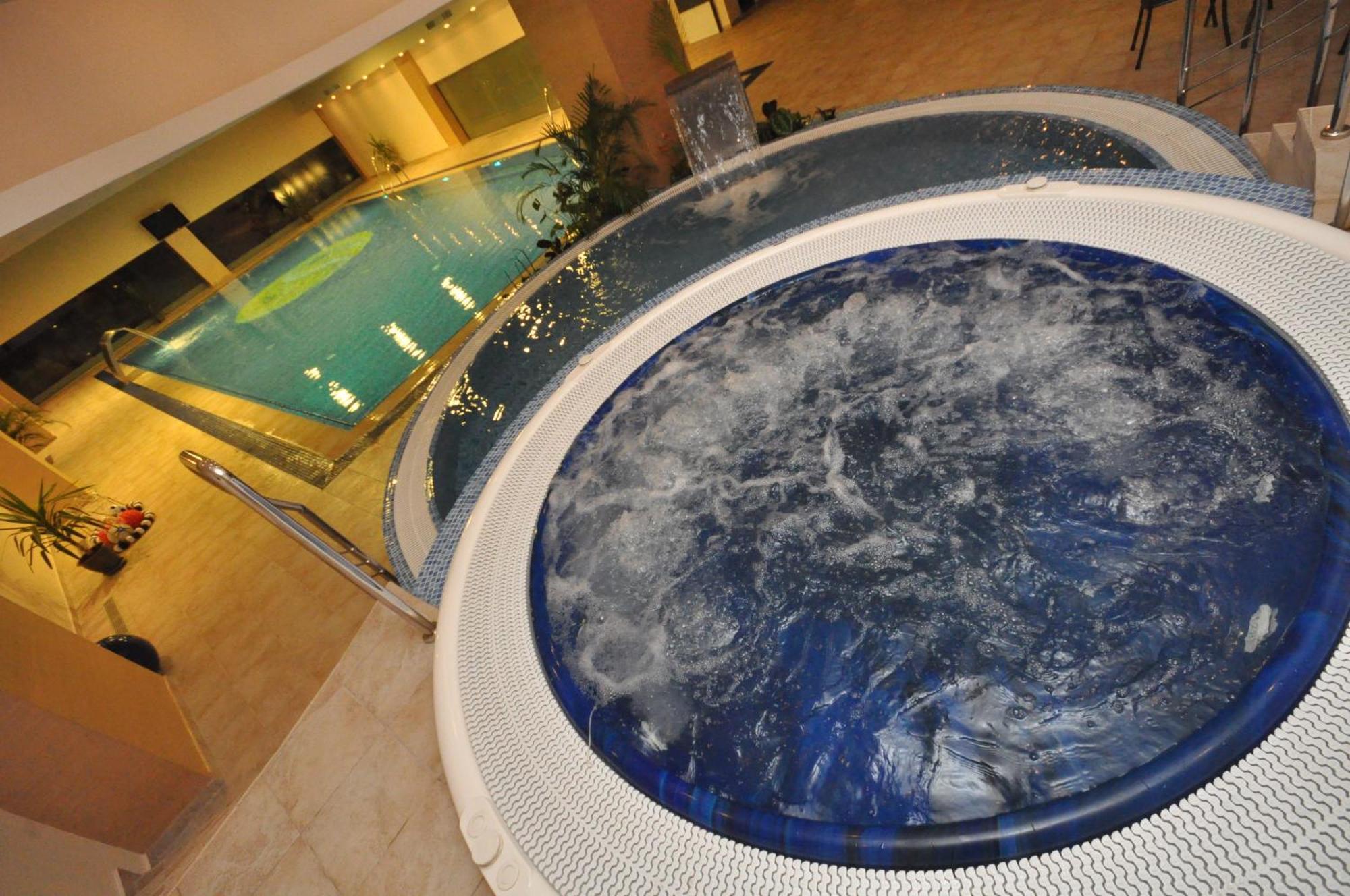 Hotel Emd Bacău Екстериор снимка