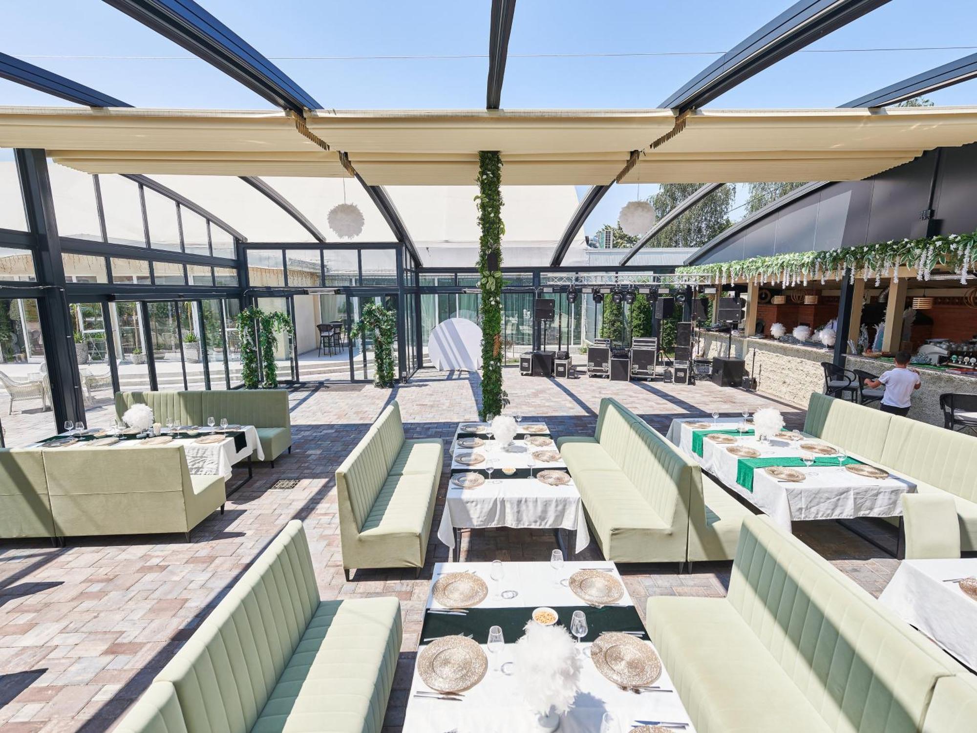 Hotel Emd Bacău Екстериор снимка