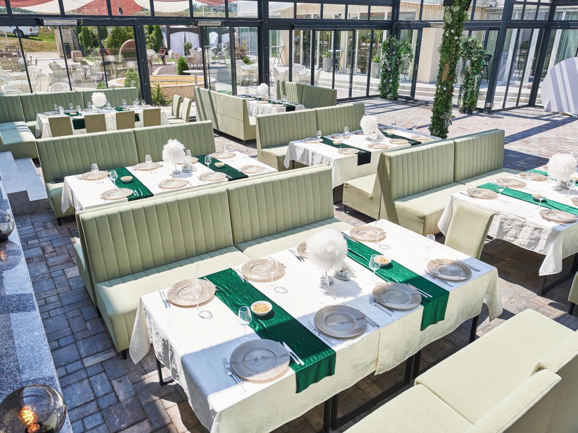 Hotel Emd Bacău Екстериор снимка