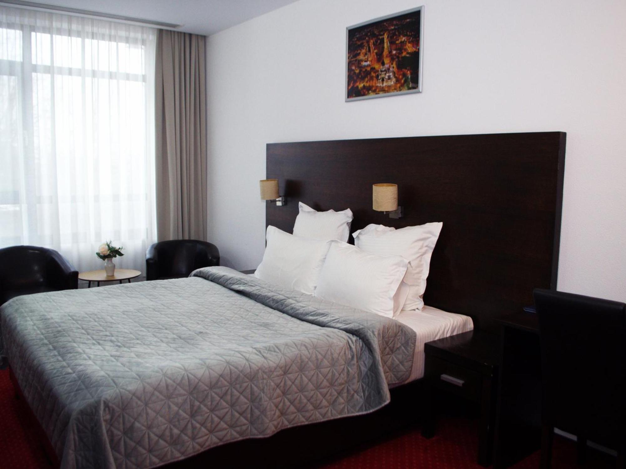 Hotel Emd Bacău Екстериор снимка