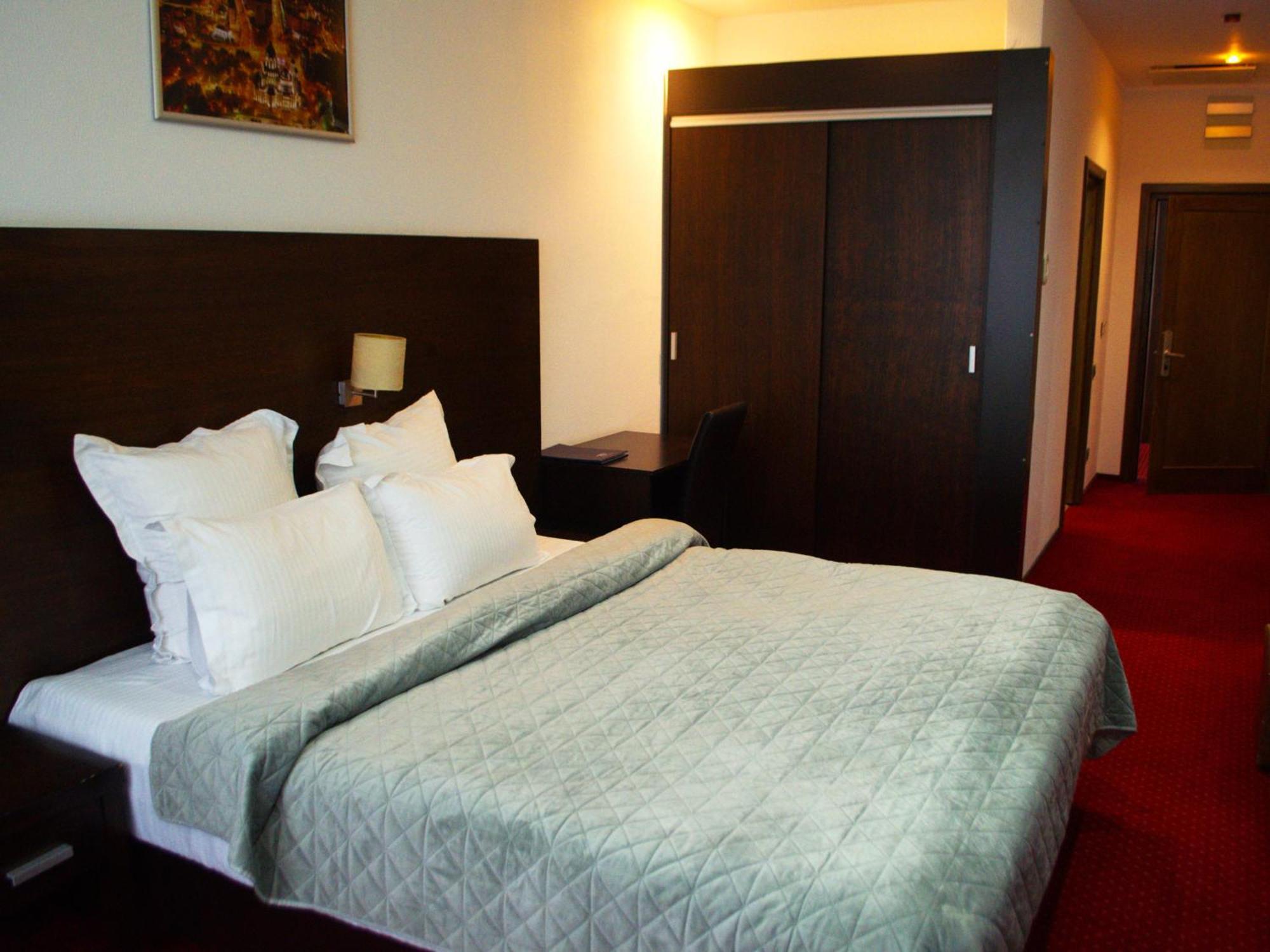 Hotel Emd Bacău Екстериор снимка