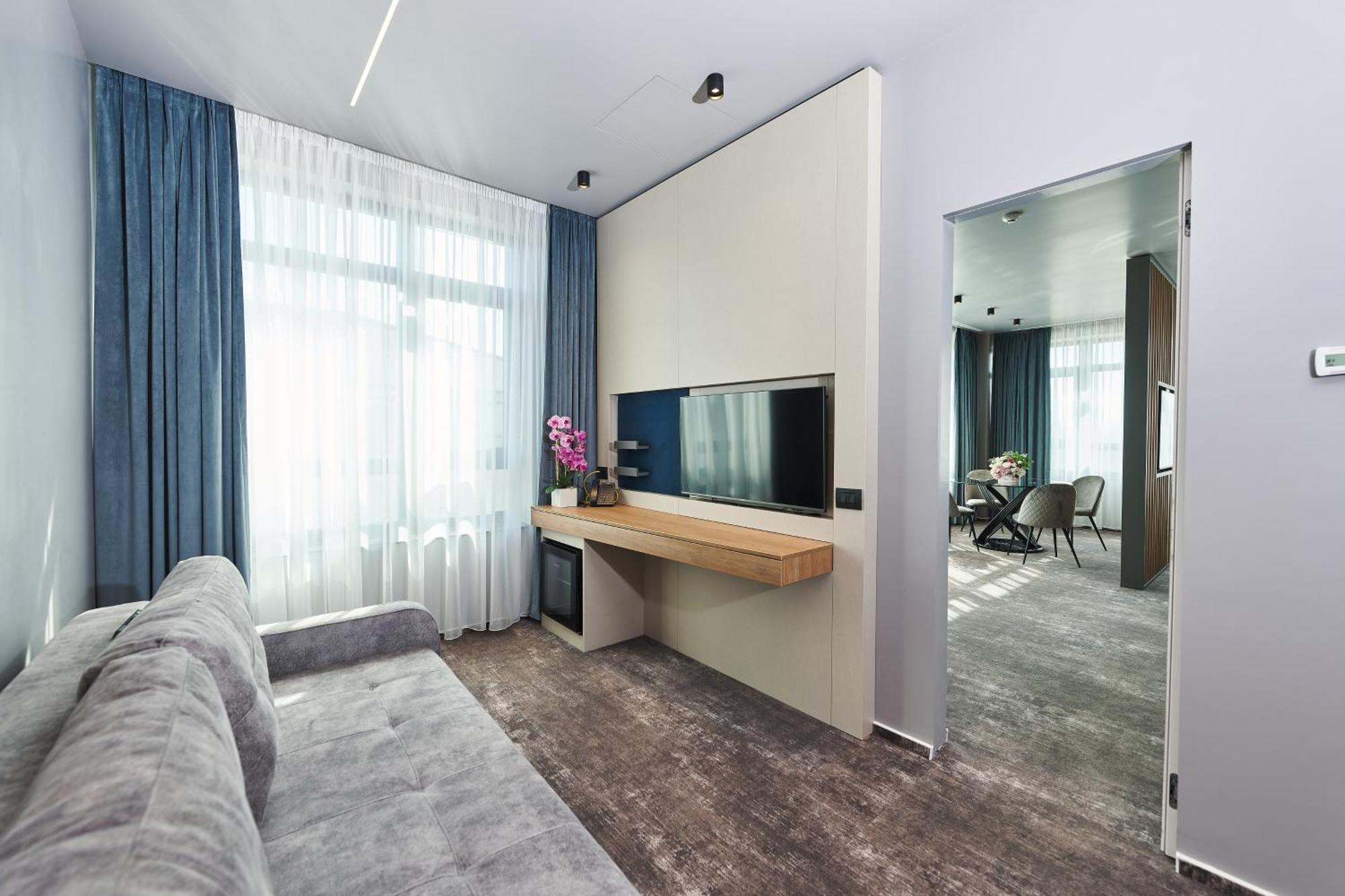 Hotel Emd Bacău Екстериор снимка