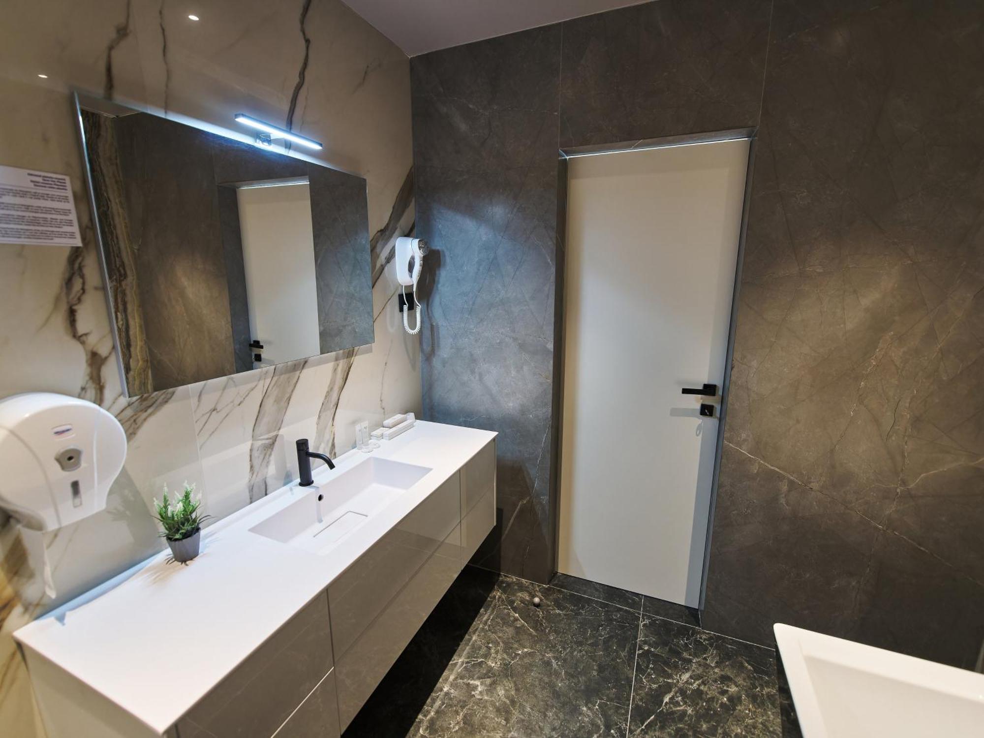 Hotel Emd Bacău Екстериор снимка