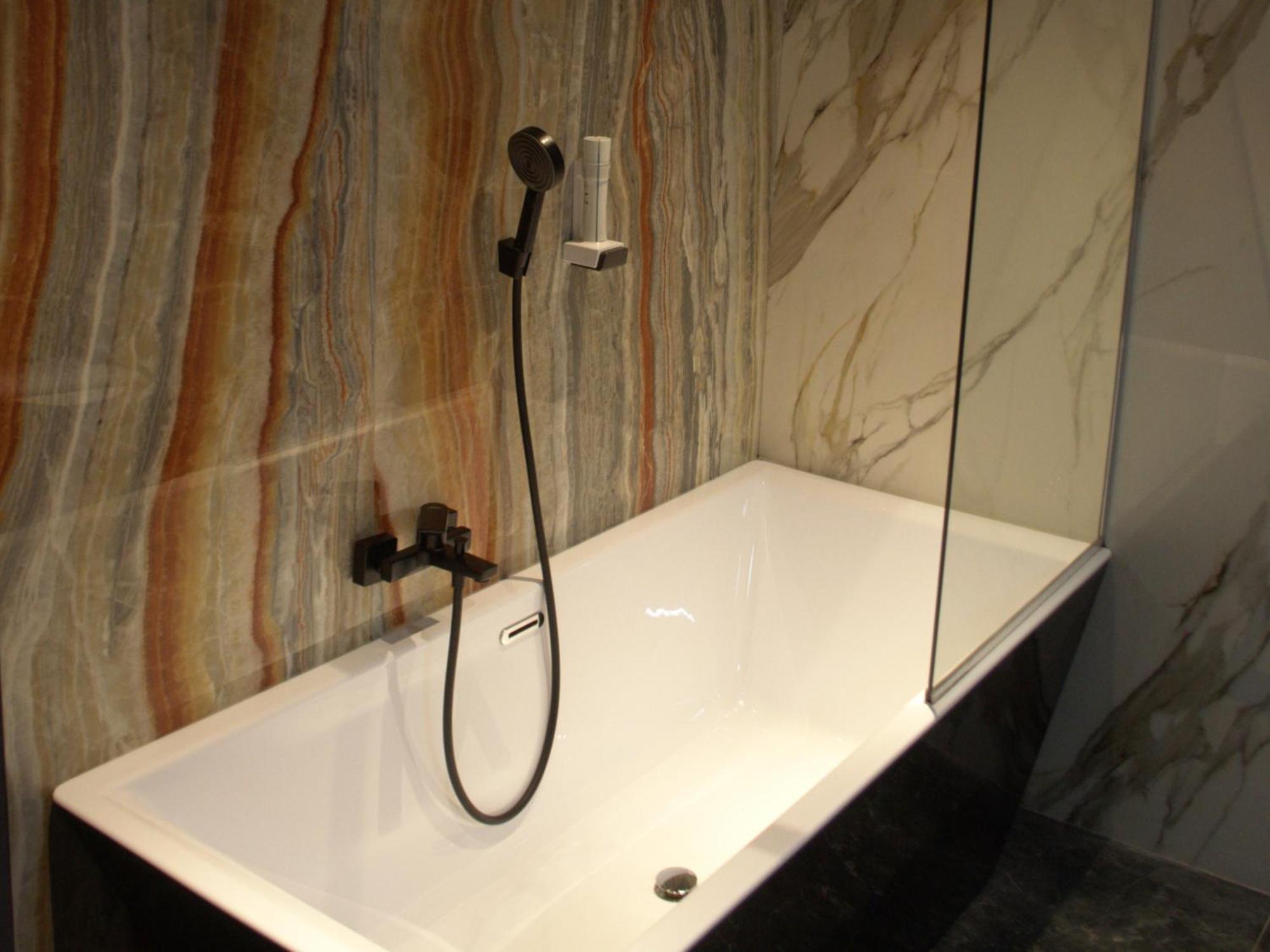 Hotel Emd Bacău Екстериор снимка