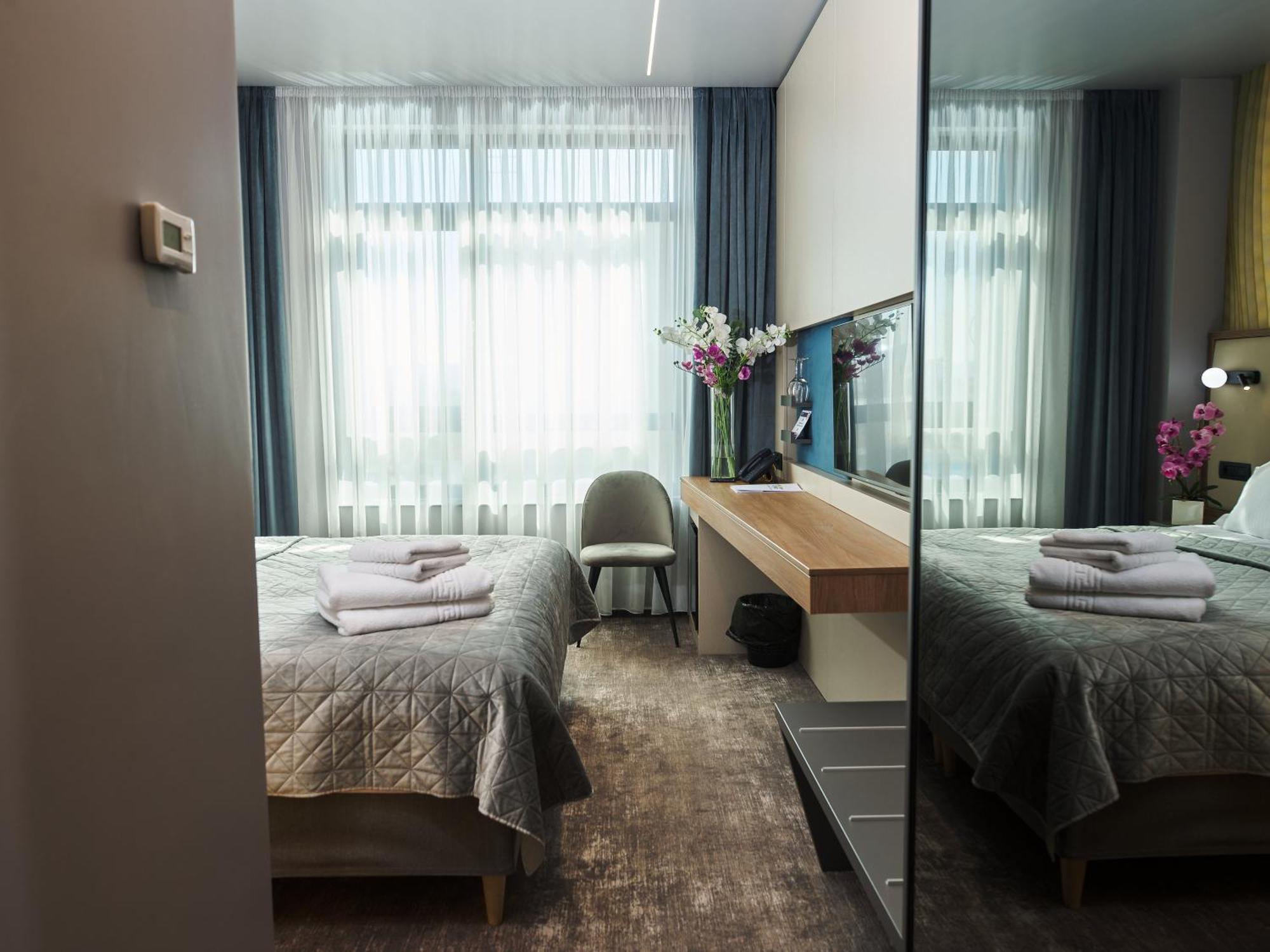 Hotel Emd Bacău Екстериор снимка