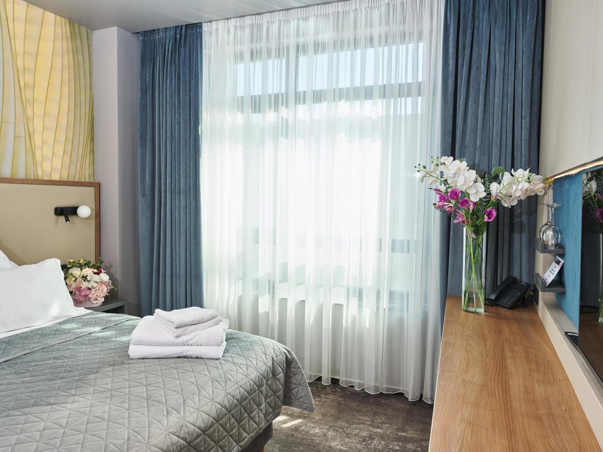 Hotel Emd Bacău Екстериор снимка