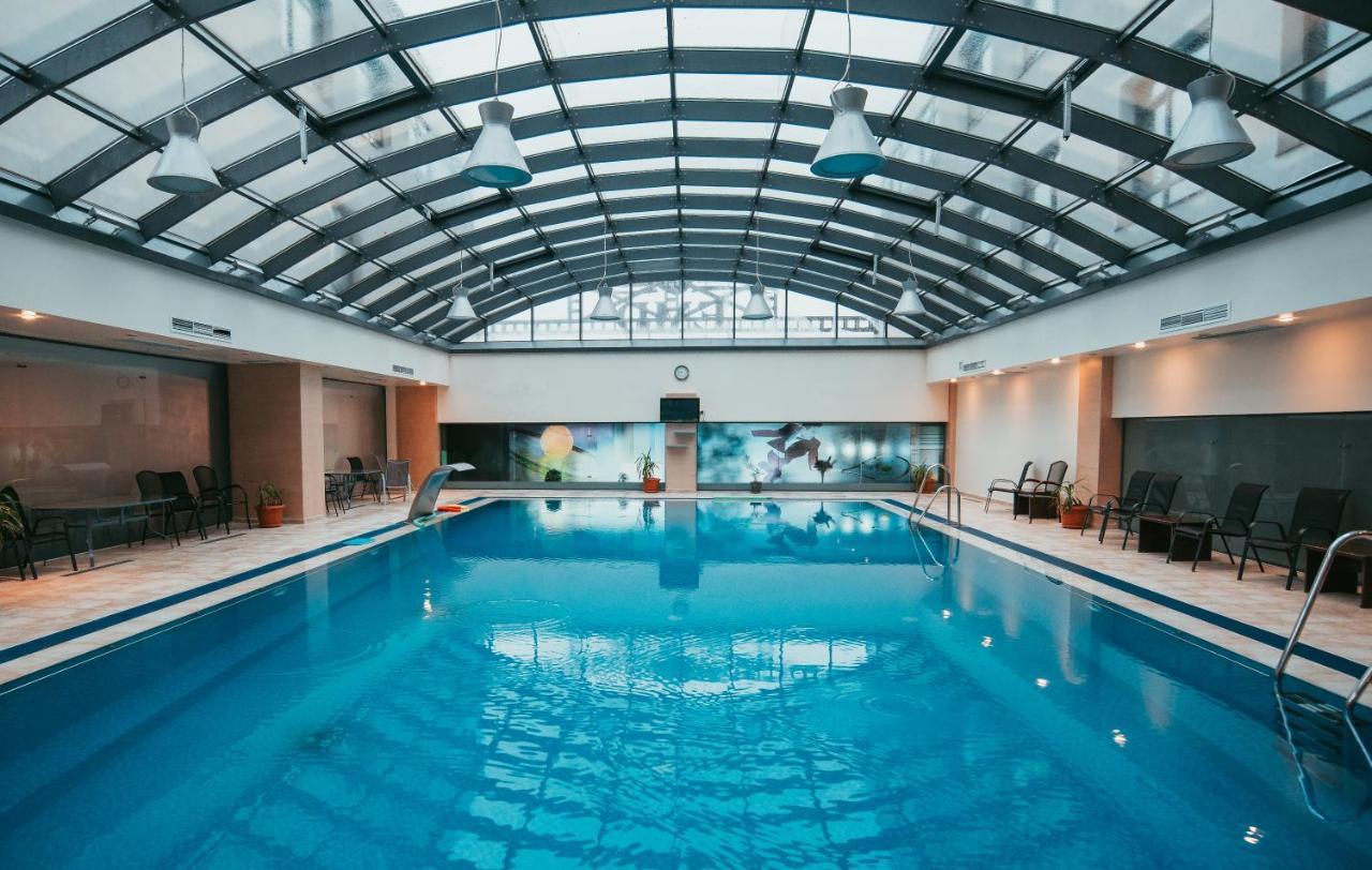 Hotel Emd Bacău Екстериор снимка